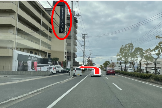 左手にあるオーダーカーテンブラインドを左折します。