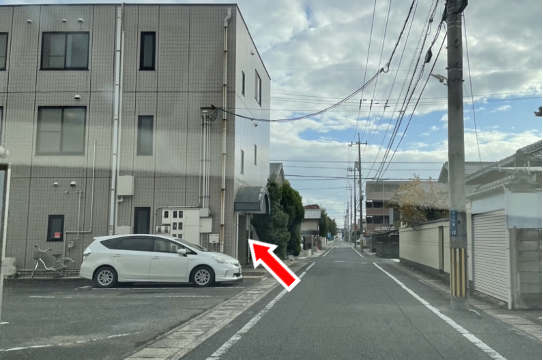 100メール程直進し、左手の建物3階が店舗になります。