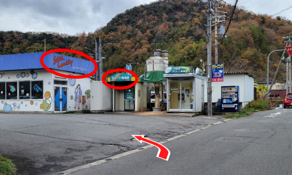 左手に無人精米所とコインランドリーがある所を入る