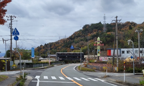 国道178号線ホームセンターナフコを550ｍ過ぎた最初の交差点を左折してすぐ右手
