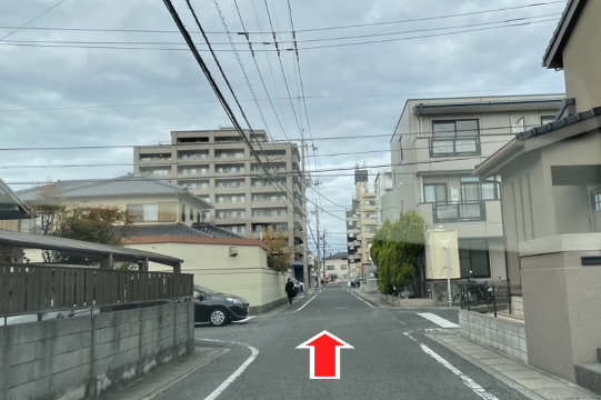 50メートル程進み、右手の3階建のマンション3階が店舗になります。