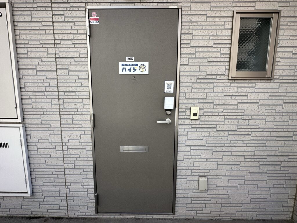 店舗入口です。暗証番号を入力してご入店下さい。