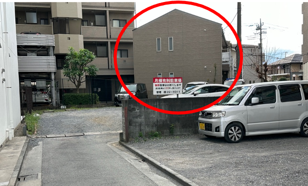 正面2階建ての建物です
