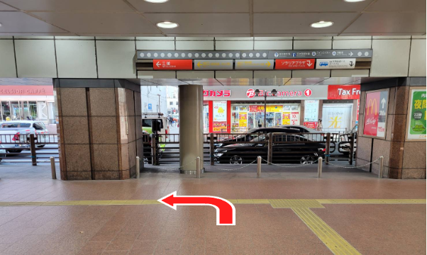 改札を出たら、すぐ左に曲がります。
