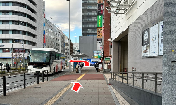 最初の信号路をローソンの方へ渡る