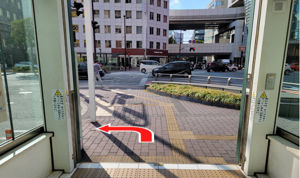 地上へ出たら、左へ180度Uターンしてください。