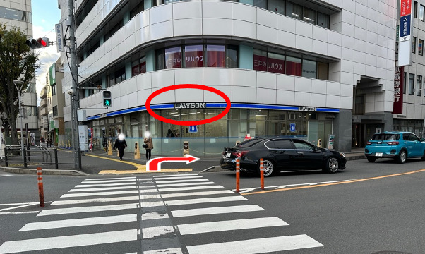 信号を渡ったら右へ