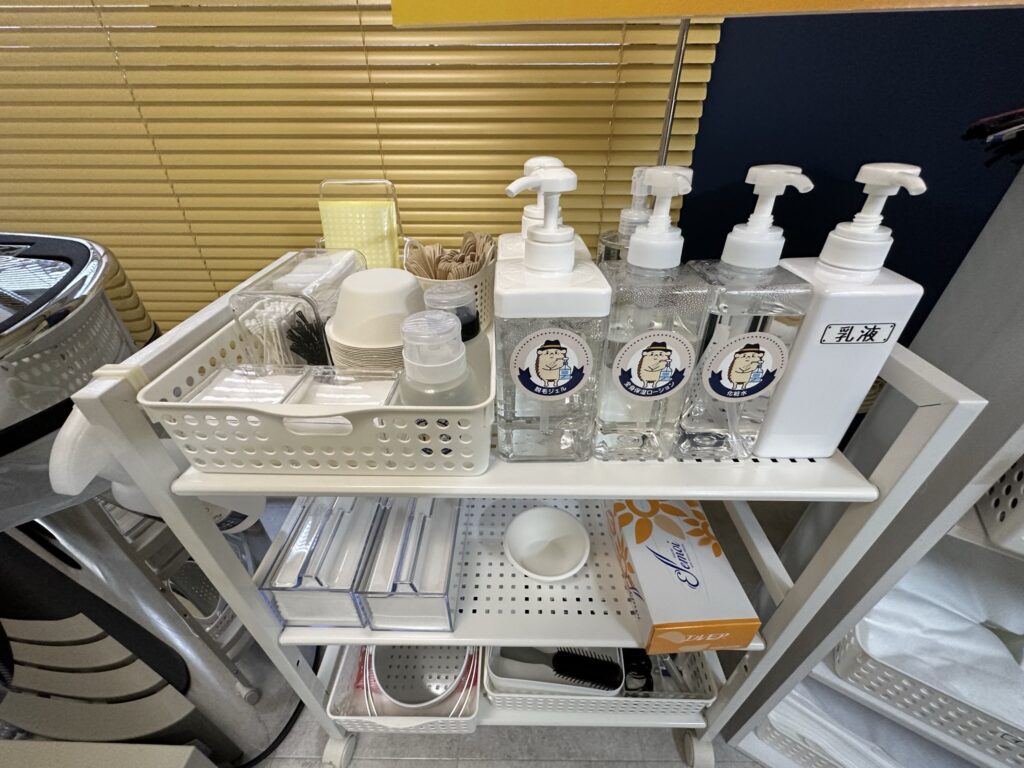 ジェルや保湿剤はもちろん、脱毛に必要な備品はすべてそろえてあります。
