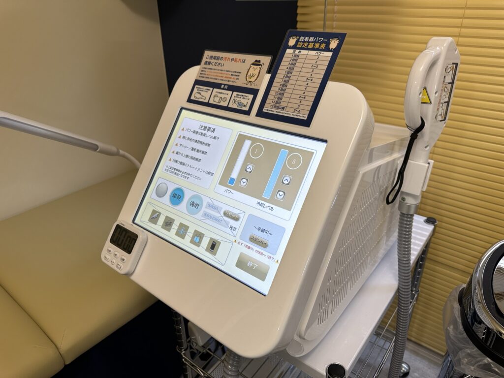 脱毛器は業務用ですが、操作方法はシンプルで簡単です。室内に操作方法の案内パネルもありますので初めての方もご安心下さい。