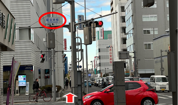 脇田本町交差点をまっすぐ進む