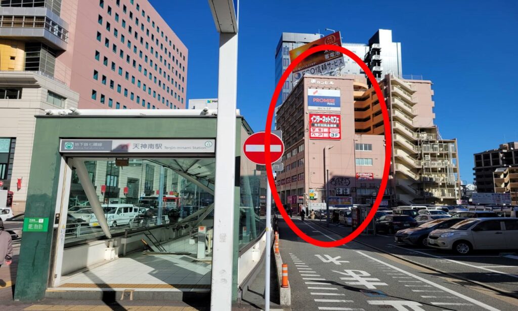 そうすると、当店が入居するビルが見えます。（ECO信頼サービスの看板があるビルです）