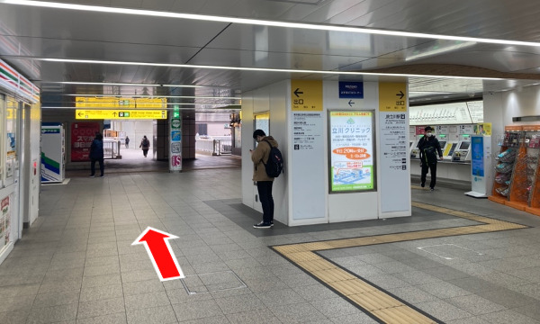 多摩モノレール立川南駅の改札を出て直進します。