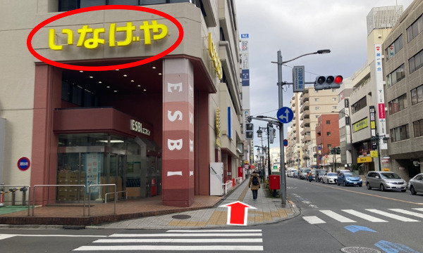 直進し、スーパーいなげやを通り過ぎます。