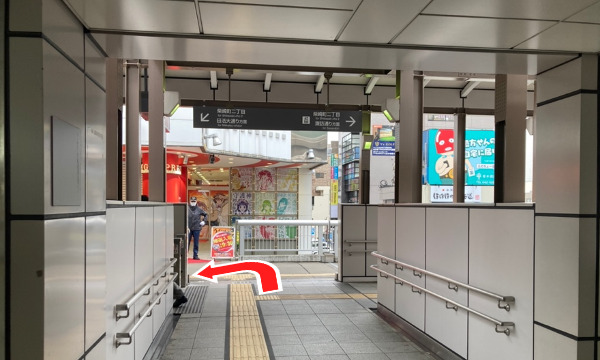直進すると左手にエスカレーターが見えるので下ります。（正面にはPREGOというパチンコ屋が見えます）