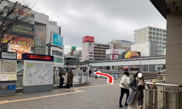 歩道橋に出たら中央を進みます。