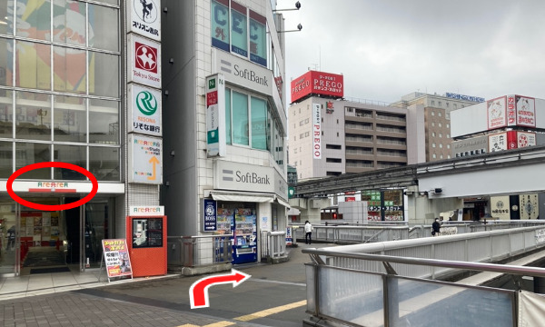 突き当りのAREAREAという商業施設が見えたら右に曲がります。