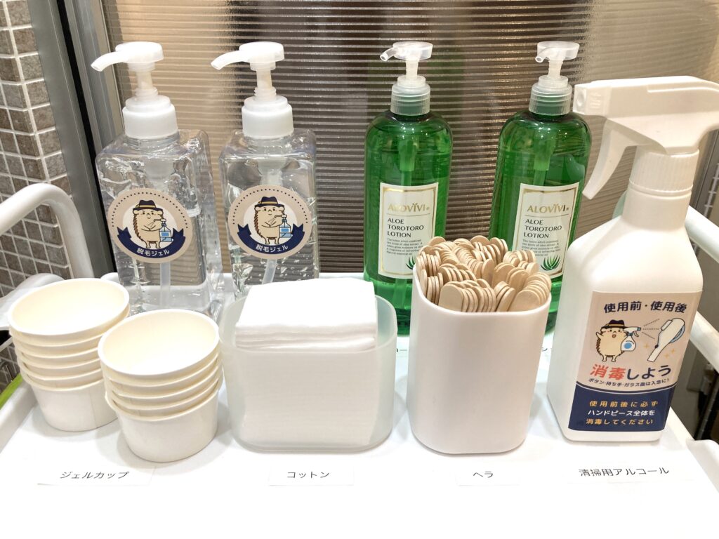 脱毛ジェル、保湿ローション、アルコール消毒、ヘアピン、ヘアゴム、サングラスなど必要なものはすべて完備♪