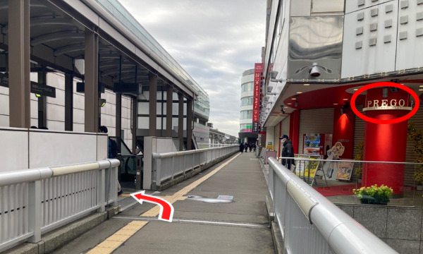 さらに直進すると左手にエスカレーターがあるので下ります。（右手にはPREGOというパチンコ屋が見えます）