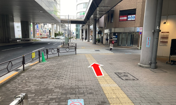 エスカレーターを下りたら直進します。