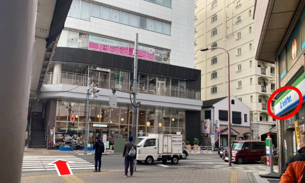 二つ目の横断歩道を渡ります。（右手にファミリーマートがある横断歩道です）