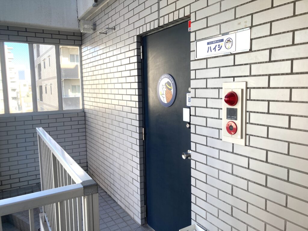 6階のエレベーターを降りるとすぐハイジの玄関トビラがあります。ロゴが目印です♪