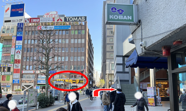 正面にドン・キホーテがあり、その前の道を右折します。