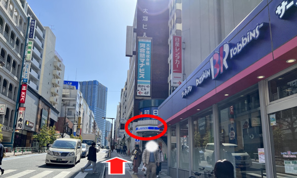 サーティワンやローソンを右手に見ながら直進します。
