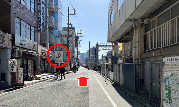 セブンイレブンの方向に向かい線路沿いを進みます。