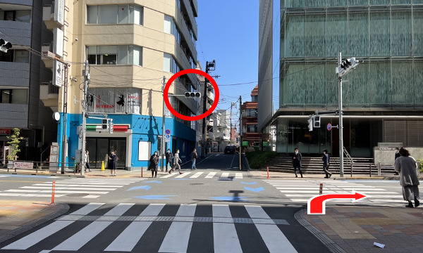 一つ目の信号を右折します。