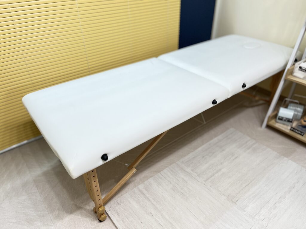 ベッドもあるのでペアであれば背中など楽々施術できますね。