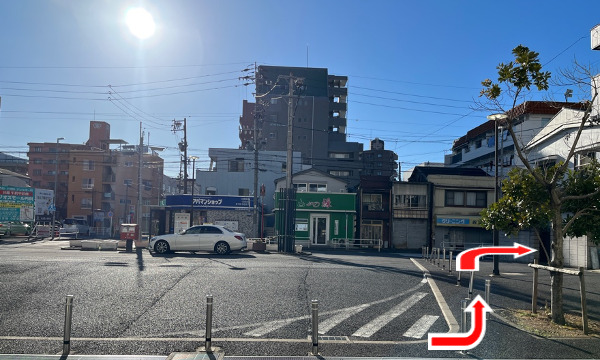 目の前のロータリーの右側から進み右折します