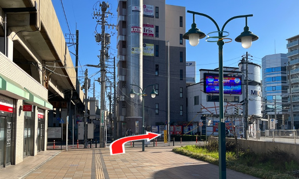 歩道の突き当りを右に曲がります