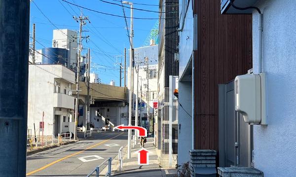 そのまま真っすぐ道なりに進み、高架下を進みます