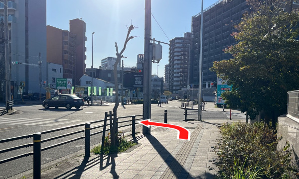 すぐの信号を左に渡ります