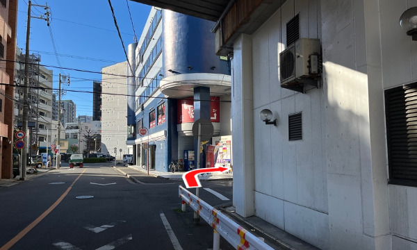 高架下を出たらすぐに右折します