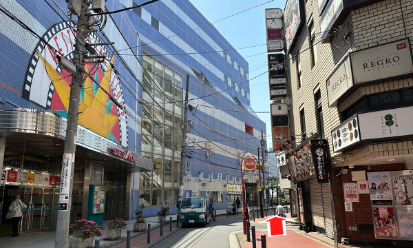 右手の歩道を道なりに進みます