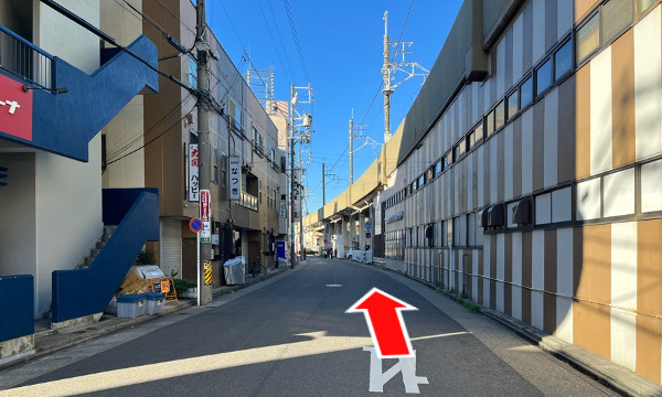 線路沿いを真っすぐ進みます