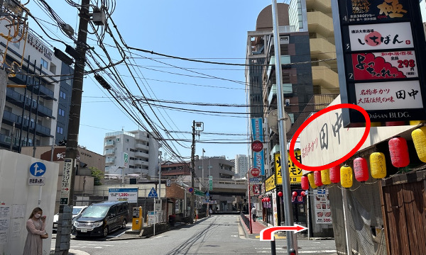 右手に串カツ屋がある交差点を右に回ります
