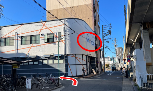 パチンコ「MIKADO」が見えたらその手前を左折します