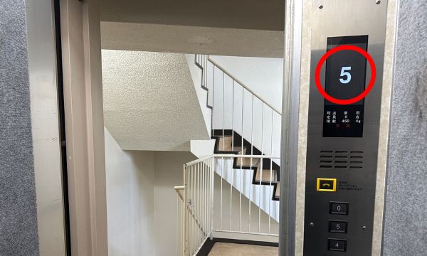 エレベーターを降りたら左の通路の奥の512号室です