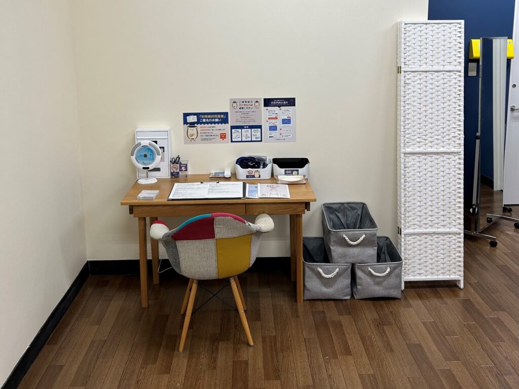 こちらの机で同意書の記入をお願いします。机の横の荷物入れはご自由にご使用ください♪