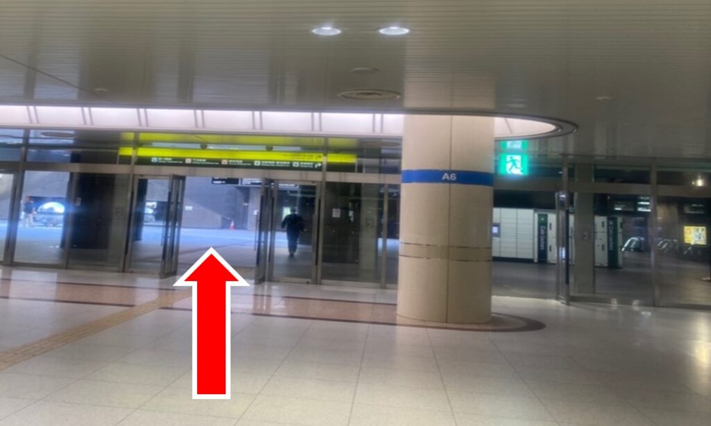 JRなんば駅改札を出て正面へ直進します