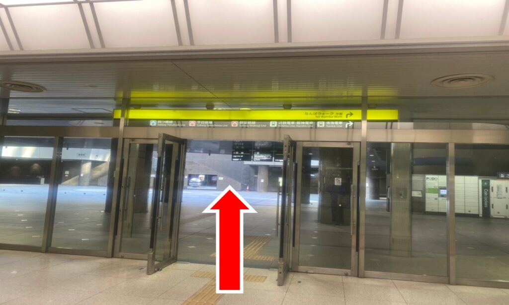 案内板のある扉を抜けて広場へ出ます