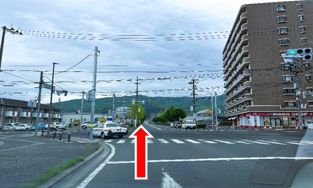 駅のロータリーを出たら信号を直進してください