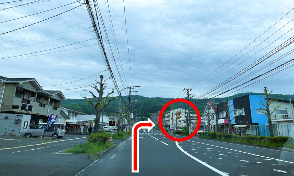 5分ほど歩くと右手に「らーめん鬼がらし」の黄色い看板、左手にファミリーマートが見えてきます。そのままファミリーマートまで歩きましょう。ファミリーマートの向かいがハイジです。