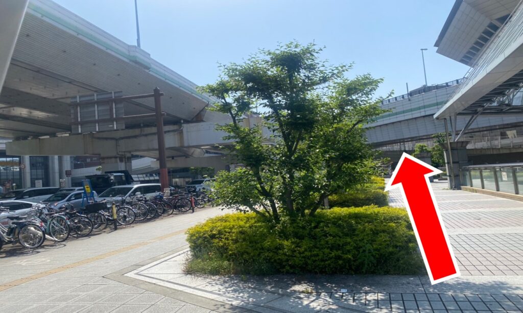 階段を上がったら横断歩道が見えるまで道路沿いを直進します