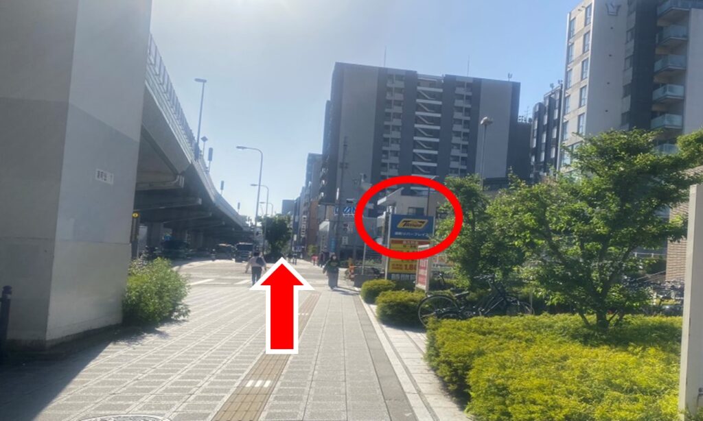 １つめの横断歩道をわたります（右手にタイムズがあります）