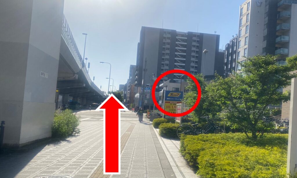 そのまま直進し、横断歩道を渡ります（右手にタイムズがあります）