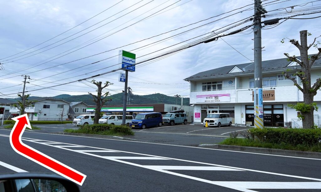 契約駐車場をご利用の方はハイジの前のファミリーマートの交差点を右に曲がってください