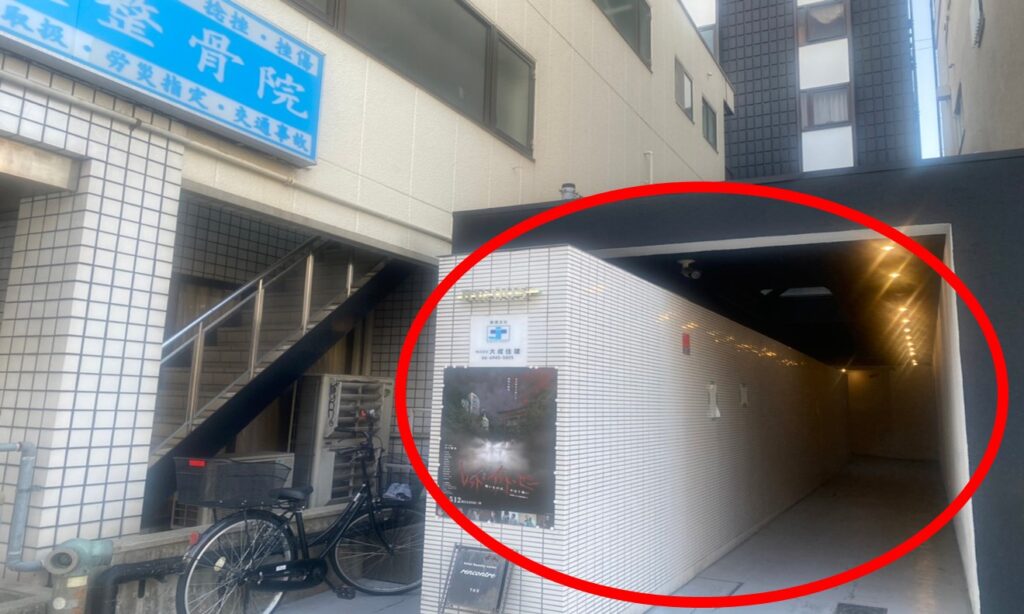 その右隣のマンションRE005の3階に当サロンがございます。